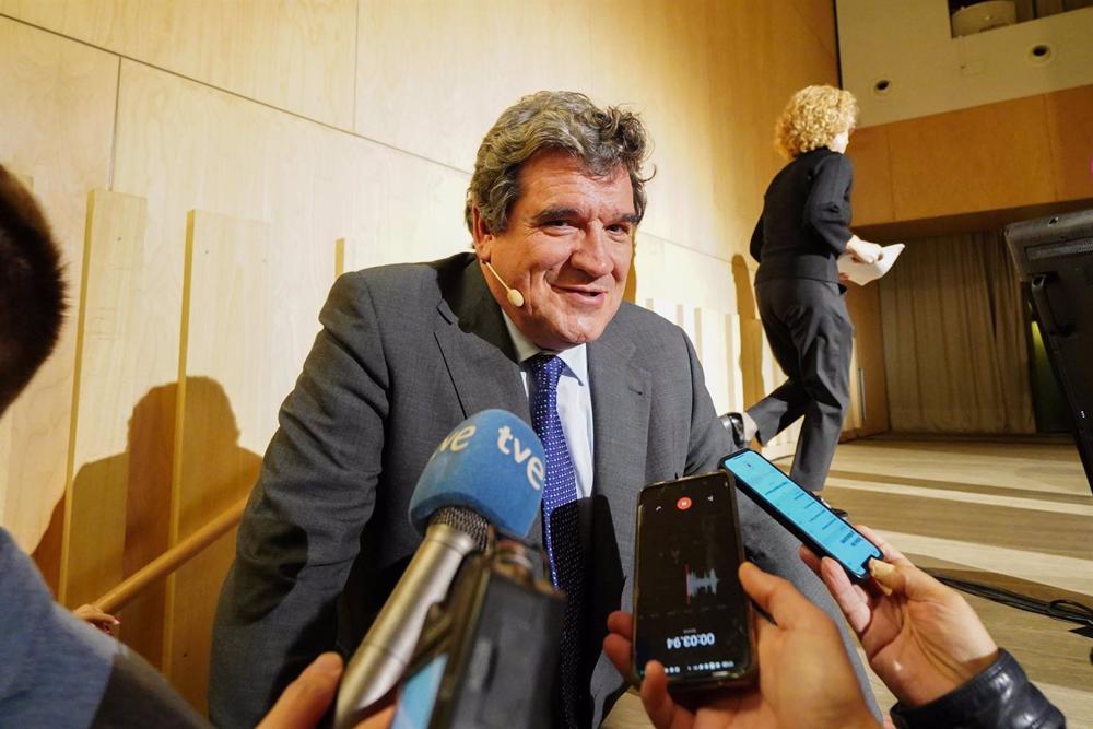 El ministro de Inclusión, Seguridad Social y Migraciones, José Luis Escrivá, ofrece declaraciones a los medios en una imagen de archivo. El