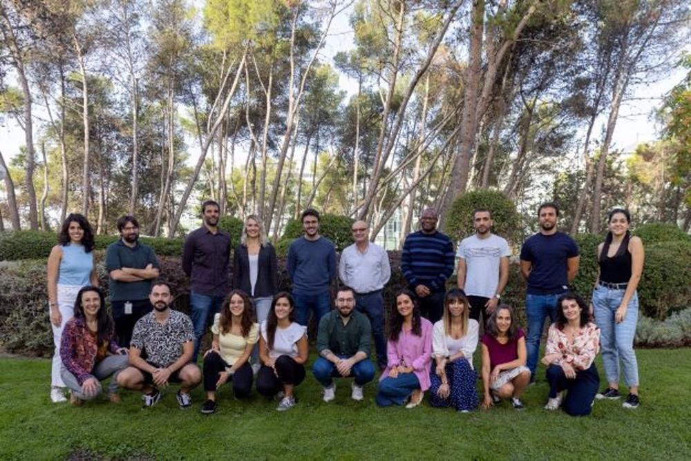 Pie de foto: Unidad Clínica de Tumores Hematológicos H12O-CNIO. De pie, tercero, cuarta y sexto por la izda, están Santiago Barrio, Larissa Haertle y Joaquín Martínez”. Pie