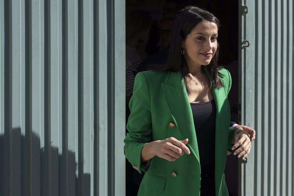 La presidenta de Ciudadanos, Inés Arrimadas, visita el taller del artista fallero Ximo Esteve, a 6 de noviembre de 2022, en Valencia, Comunidad Valenciana (España). Inés Arrimadas visita Valencia para participar en el acto de presentación de candidaturas La