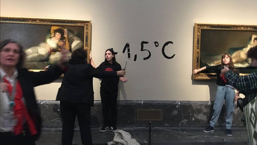 Activistas ecológicas se pegan al marco de los cuadros de 'Las Majas' de Goya en el Museo del Prado Activistas