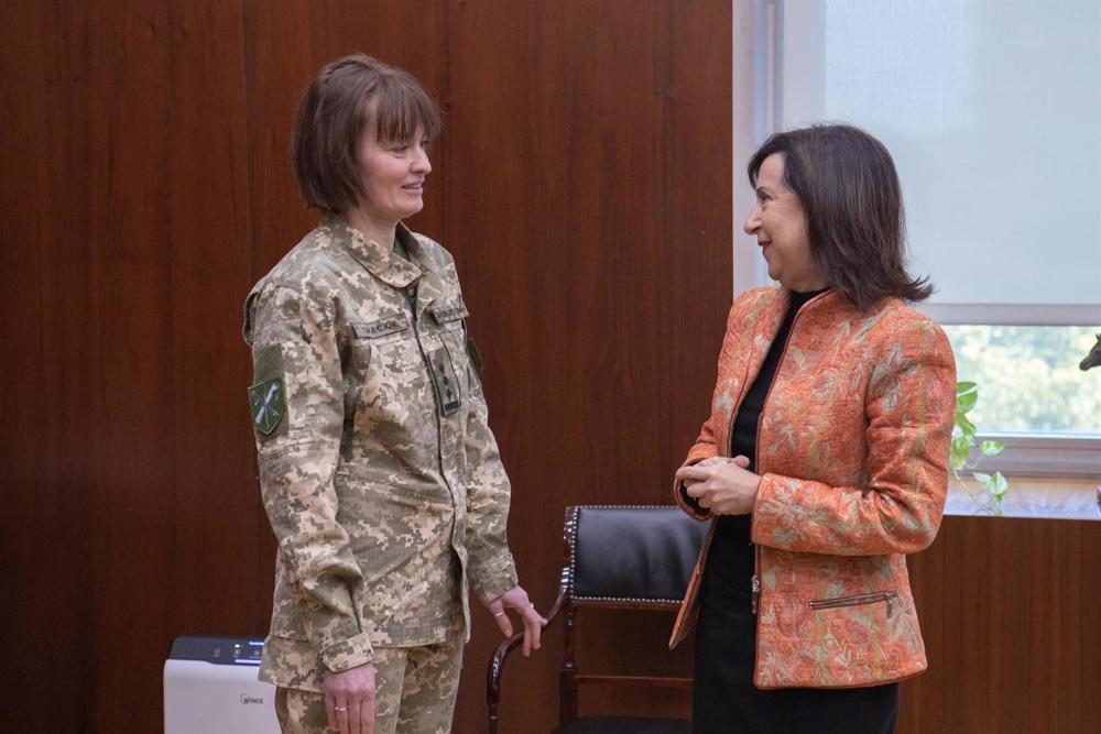 La ministra de Defensa, Margarita Robles, junto a la coronel ucraniana Yulia Tapaciok La