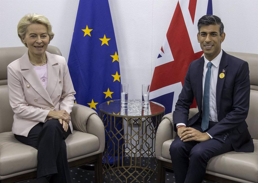 Die Präsidentin der Europäischen Kommission Ursula von der Leyen bei einem Treffen mit dem britischen Premierminister Rishi Sunak in Ägypten. Die