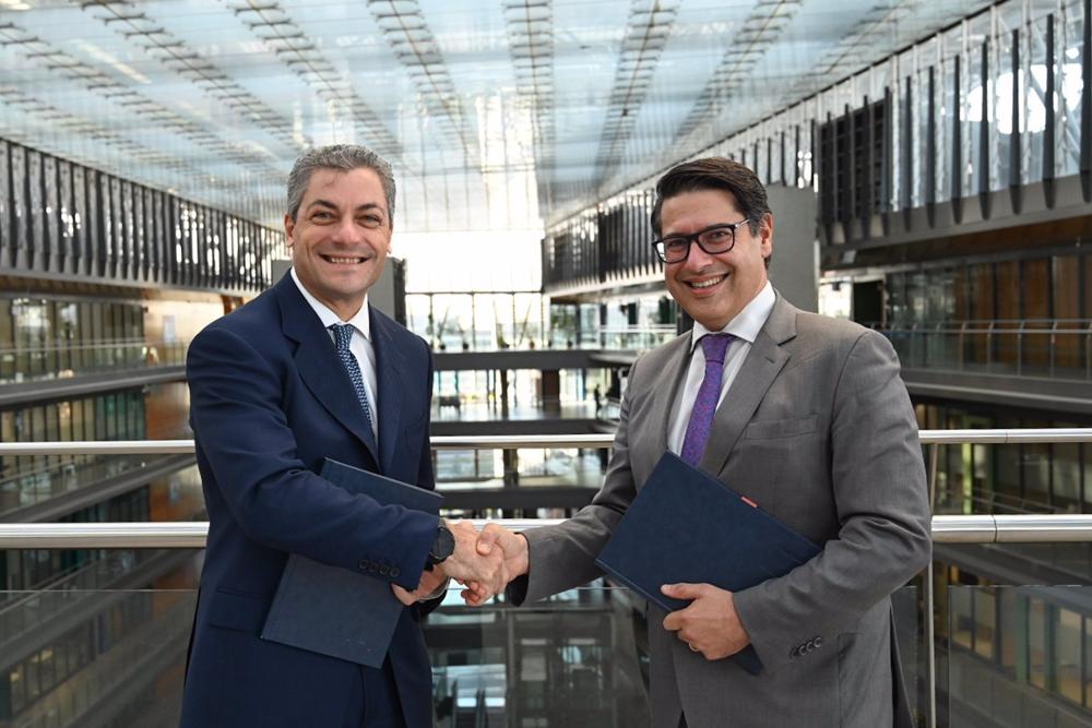 El director general financiero de Endesa, Luca Passa, con el vicepresidente del BEI, Ricardo Mourinho Félix, en la sede de Endesa en Madrid. El