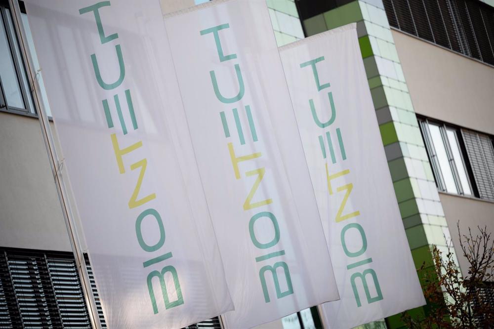 Archivo - FILED - 09 November 2021, Hessen, Mainz: The BioNTech logo is on flags in front of its headquarters. Photo: Sebastian Gollnow/dpa Archivo