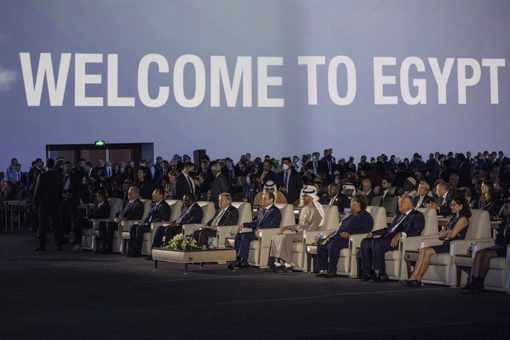 07 November 2022, Egypt, Sharm El-Sheikh: COP27 Presdient and Egyptian Foreign Minister Sameh Shoukry (2nd R), President of the United Arab Emirates Mohamed bin Zayed Al Nahyan (4th R), President of Egypt Abdel Fattah El-Sisi (5th R), and UN Secretary-Gen 07