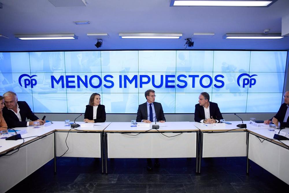 Archivo - (I-D) La secretaria general del Partido Popular, Cuca Gamarra; el presidente del Partido Popular, Alberto Núñez Feijóo, y el consejero de la Presidencia y portavoz del Ejecutivo andaluz en funciones, Elías Bendodo, conversan durante una reunión Archivo