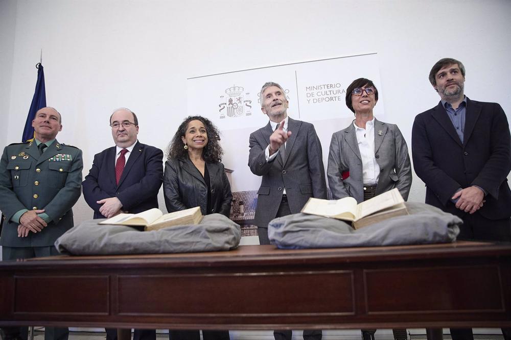 Entrega de los dos volúmenes del siglo XVII recuperados por la Guardia Civil en Estados Unidos en el Ministerio de Cultura y Deporte, a 7 de noviembre de 2022, en Madrid (España). Entrega