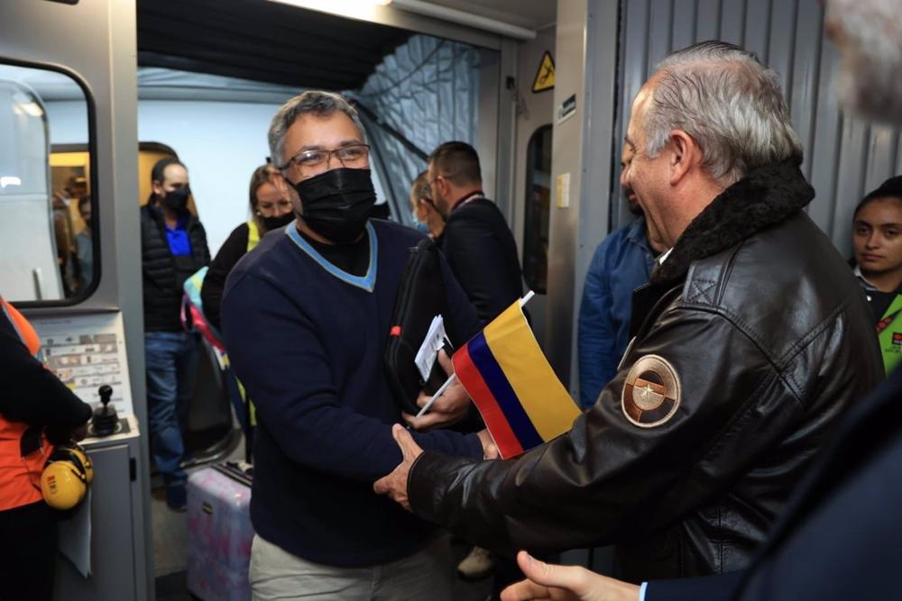 Delegazioni colombiane e venezuelane sono in Colombia dopo l'arrivo del primo aereo dal Venezuela in più di tre anni. Delegazioni