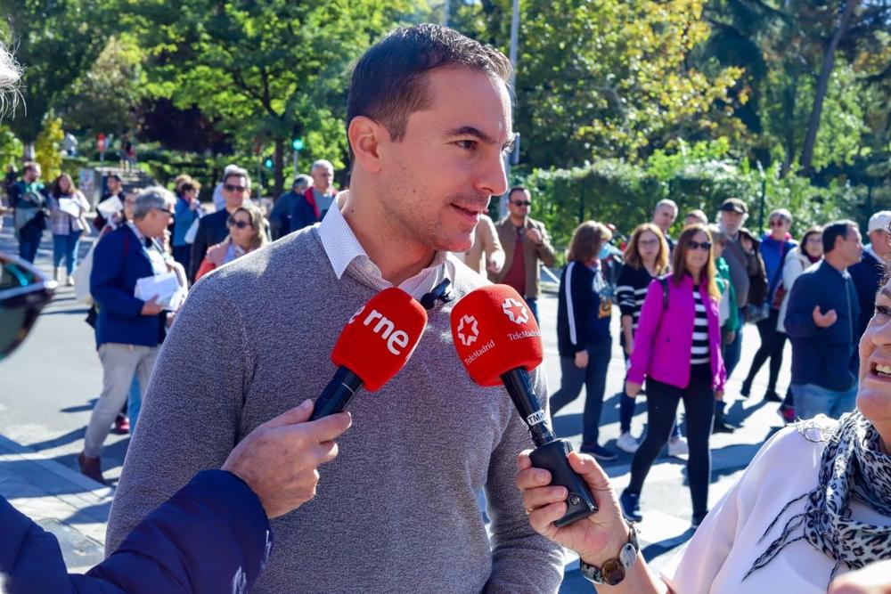 El portavoz del PSOE en la Asamblea de Madrid, Juan Lobato, atendiendo a medios El
