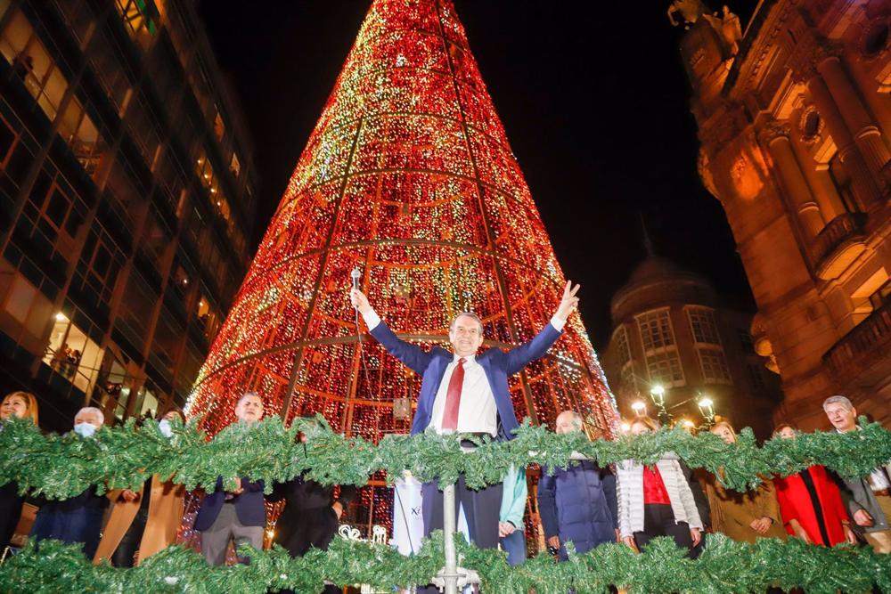 Archivo - El alcalde de Vigo, Abel Caballero, durante el encendido de las luces navideñas, a 20 de noviembre de 2021, en Vigo, Pontevedra, Galicia (España). La ciudad cuenta para estas navidades con una gran noria y una pista de hielo de 12 metros, además Archivo