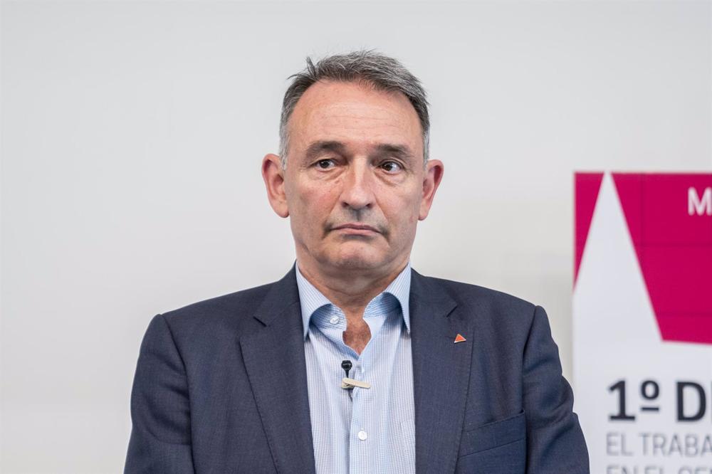 Archivo - El secretario de Estado para la Agenda 2030 y secretario general del PCE, Enrique Santiago, durante una reunión para tratar la precariedad laboral, en el Círculo de Bellas Artes, a 28 de abril de 2022, en Madrid (España). Archivo