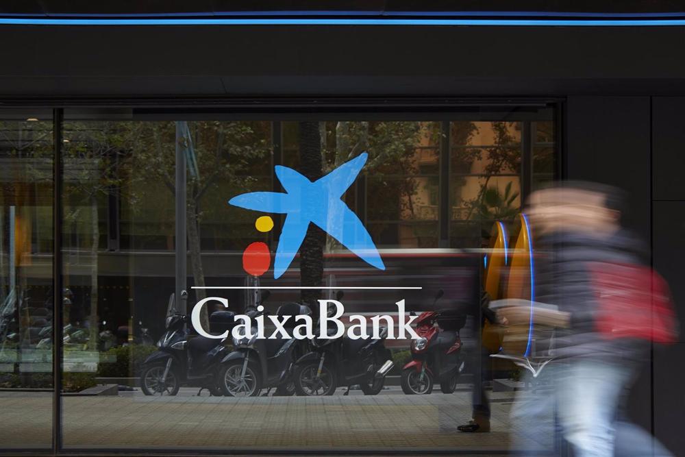 Archivo - Oficina de CaixaBank. Archivo
