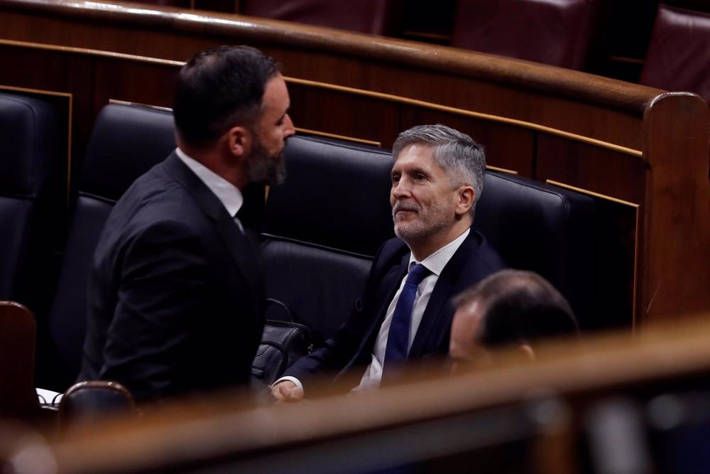 Archivo - El líder de Vox, Santiago Abascal (i), pasa ante el ministro de Interior, Fernando Grande-Marlaska Archivo