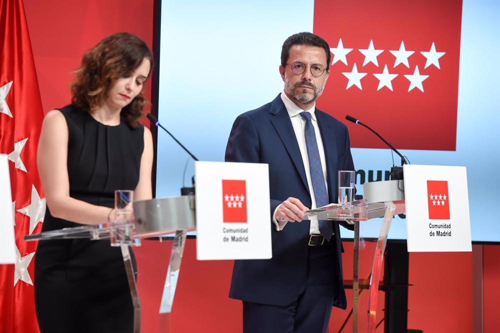 Archivo - La presidenta de la Comunidad de Madrid, Isabel Díaz Ayuso, y el consejero de Economía, Hacienda y Empleo de la Comunidad de Madrid, Javier Fernández-Lasquetty, responden a los medios tras una reunión del Consejo de Gobierno de la Comunidad de M Archivo