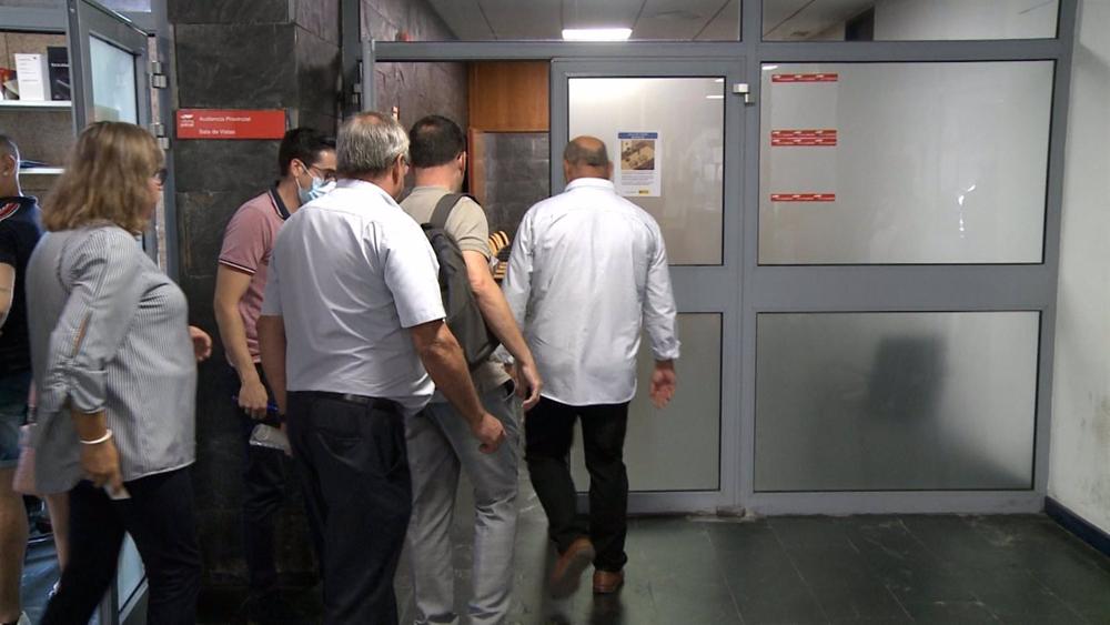 Archivo - Alcaldes de la comarca de Valle del Jerte entrando a la sala donde se ha celebrado la vista sobre los vertidos ilegales de cerezas Archivo