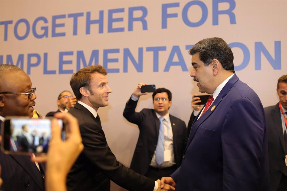 El presidente de Francia, Emmanuel Macron, y el presidente de Venezuela, Nicolás Maduro, se saludan en la COP27 El