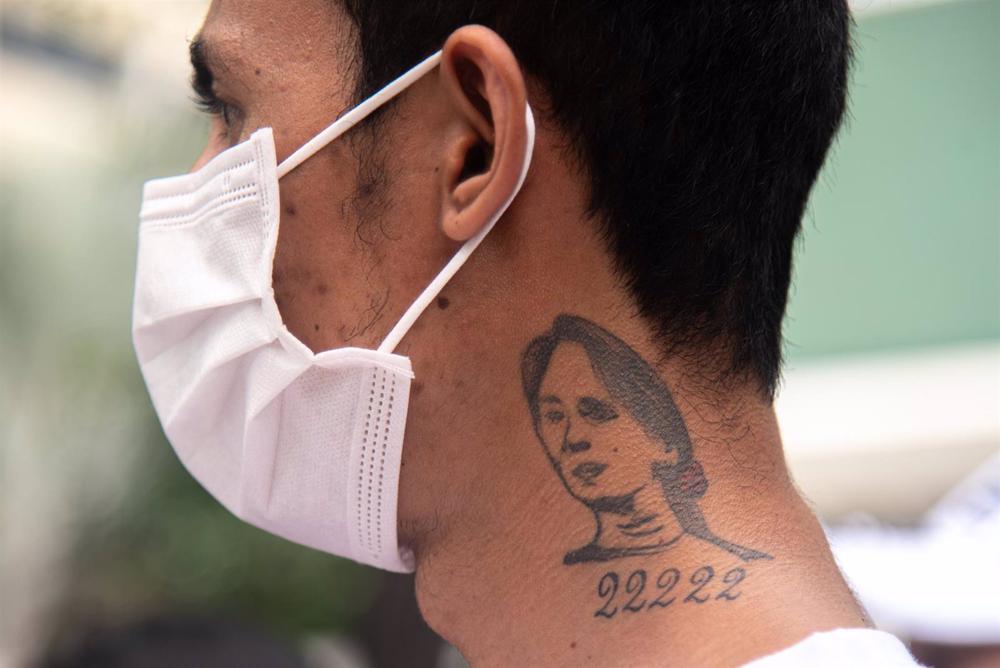 Archivo - Un manifestante con un tatuaje de Aung San Suu Kyi durante una protesta en Bangkok, Tailandia Archivo