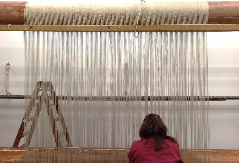 Nudo español, repaso de los hilos de urdimbre. Nudo