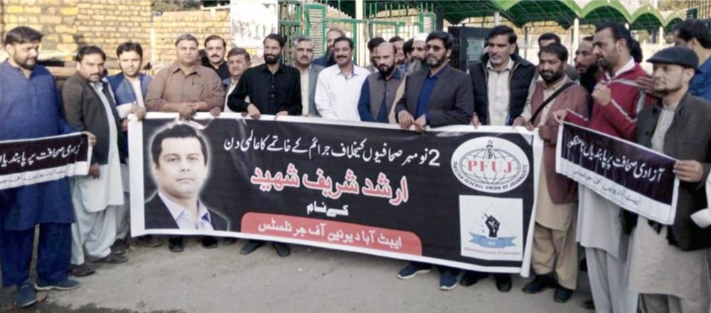 Protesta in Pakistan per la morte del giornalista Arshad Sharif Protesta