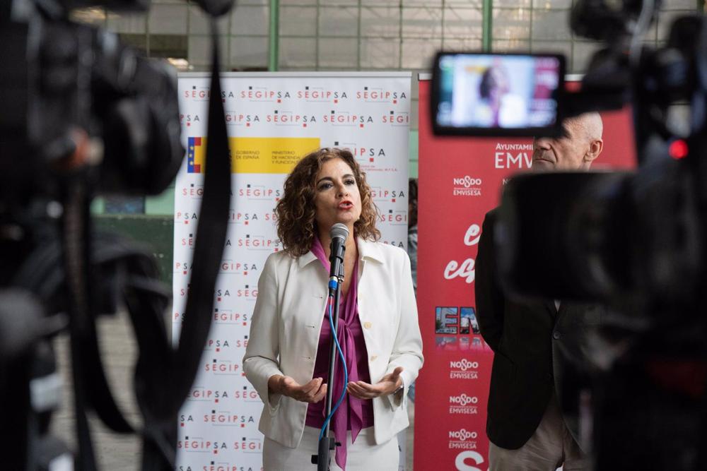 La ministra de Hacienda y Función Pública María Jesús Montero atiende a los medios, a 4 de noviembre de 2022 en Sevilla, (Andalucía, España). La