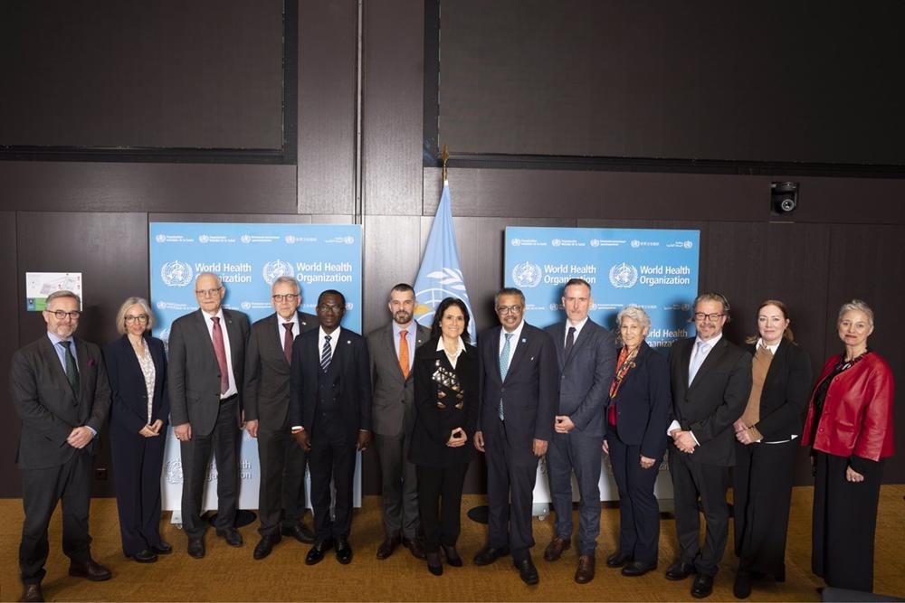 Miembros de la Alianza Mundial de Profesiones de la Salud, con el director general de la Organización Mundial de la Salud (OMS), Tedros Adhanom Ghebreyesus, y el director de Personal Sanitario de la OMS, Jim Campbell. Miembros