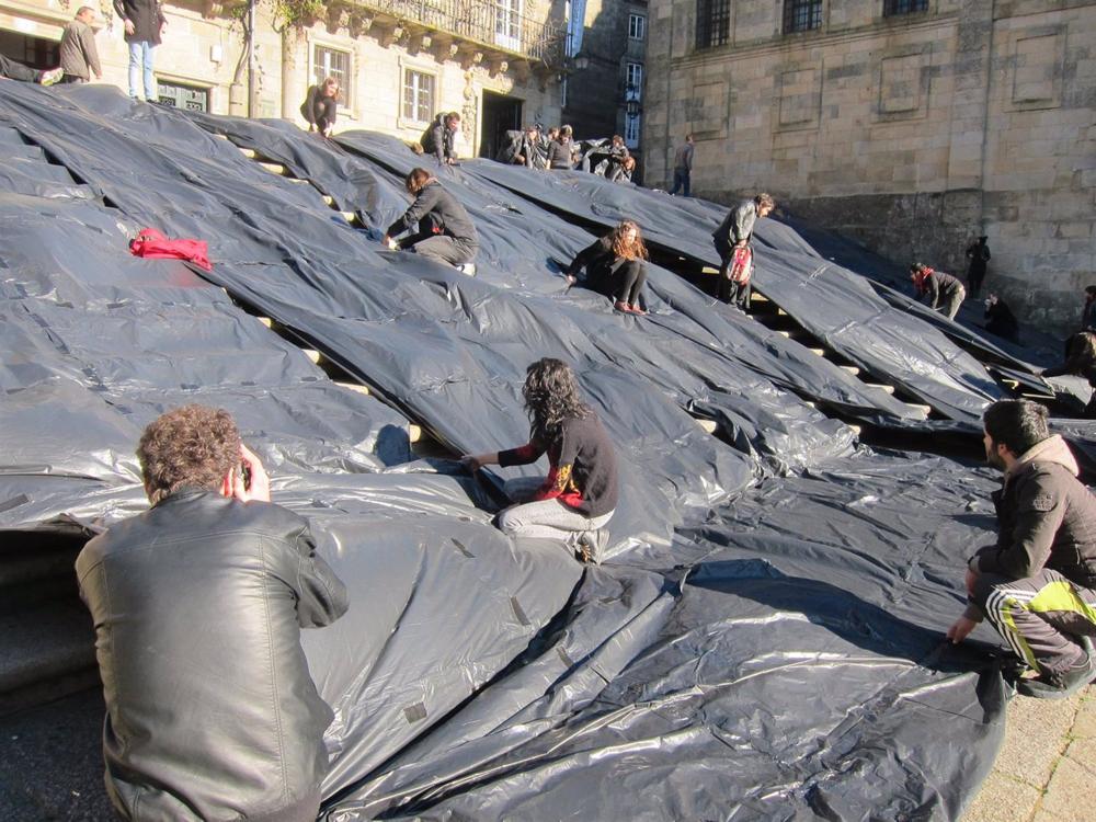 Archivo - Despliegue de marea negra en la Quintana por el Prestige. Archivo