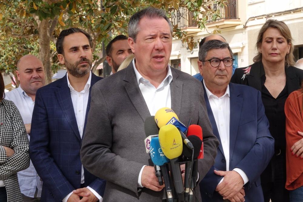 El secretario general del PSOE de Andalucía, Juan Espadas, en rueda de prensa en Vélez-Málaga El