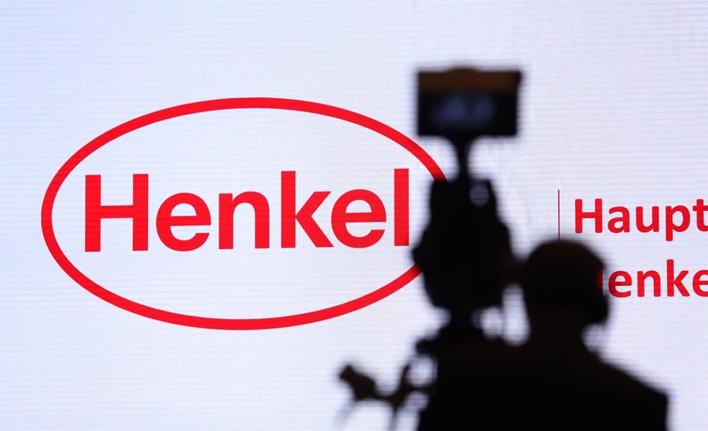 Archivo - FILED - 06 April 2017, North Rhine-Westphalia, Duesseldorf: A cameraman films the logo of the German chemical and consumer goods firm Henkel at the company's general meeting. Photo: picture alliance / Ina Fassbender/dpa Archivo