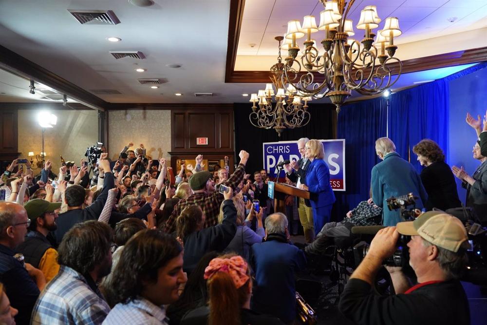 Maggie Hassam feiert ihren Sieg, der sie als Senatorin von New Hampshire festigt. Maggie