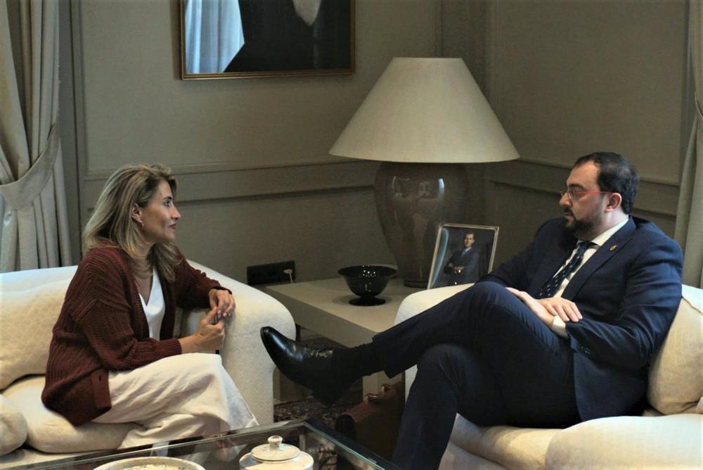 Archivo - El presidente del Principado, Adrián Barbón, durante una reunión con la ministra de Transporte, Raquel Sánchez en Madrid. Archivo