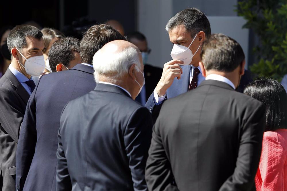 Archivo - El presidente del Gobierno, Pedro Sánchez, a la entrada de los laboratorios farmacéuticos del Grupo Rovi, en Granada, el pasado 14 de mayo de 2021 Archivo