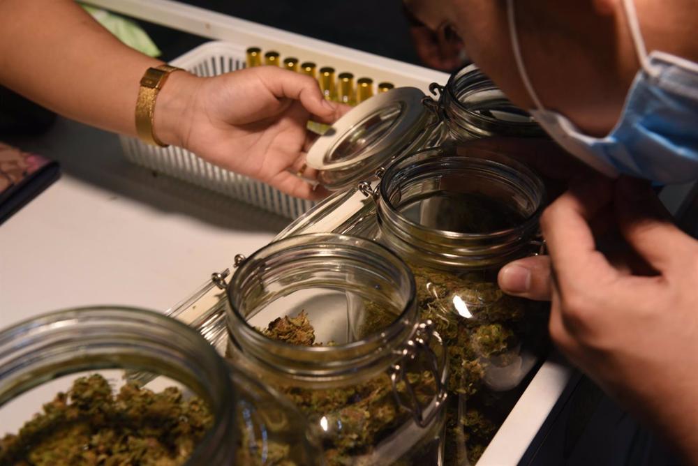 Archivio - Persona che sente odore di marijuana Archivio