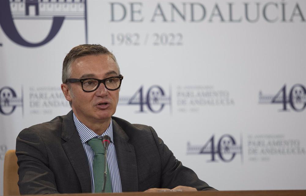 El portavoz del grupo parlamentario Vox, Manuel Gavira, durante la rueda de prensa previa al Pleno de la Cámara, en el Parlamento de Andalucía. A 09 de noviembre de 2022, en Sevilla (Andalucía, España). El