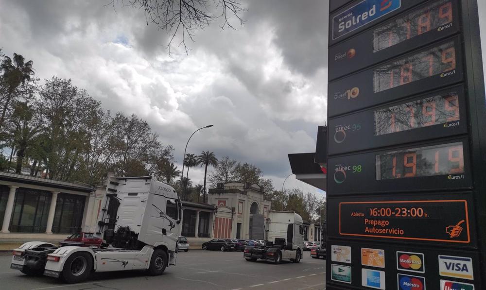 Archivo - Marcha de camiones por el centro de Córdoba dentro de la huelga de los transportistas en marzo, en una imagen de archivo. Archivo