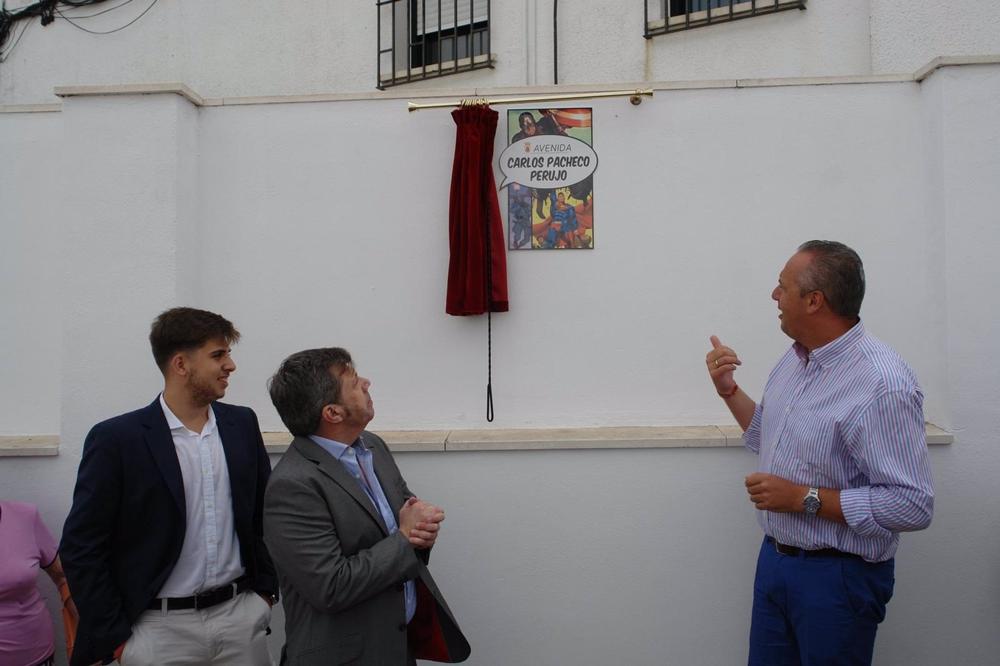 Carlos Pacheco descubriendo la placa de la calle que tiene en San Roque. Carlos