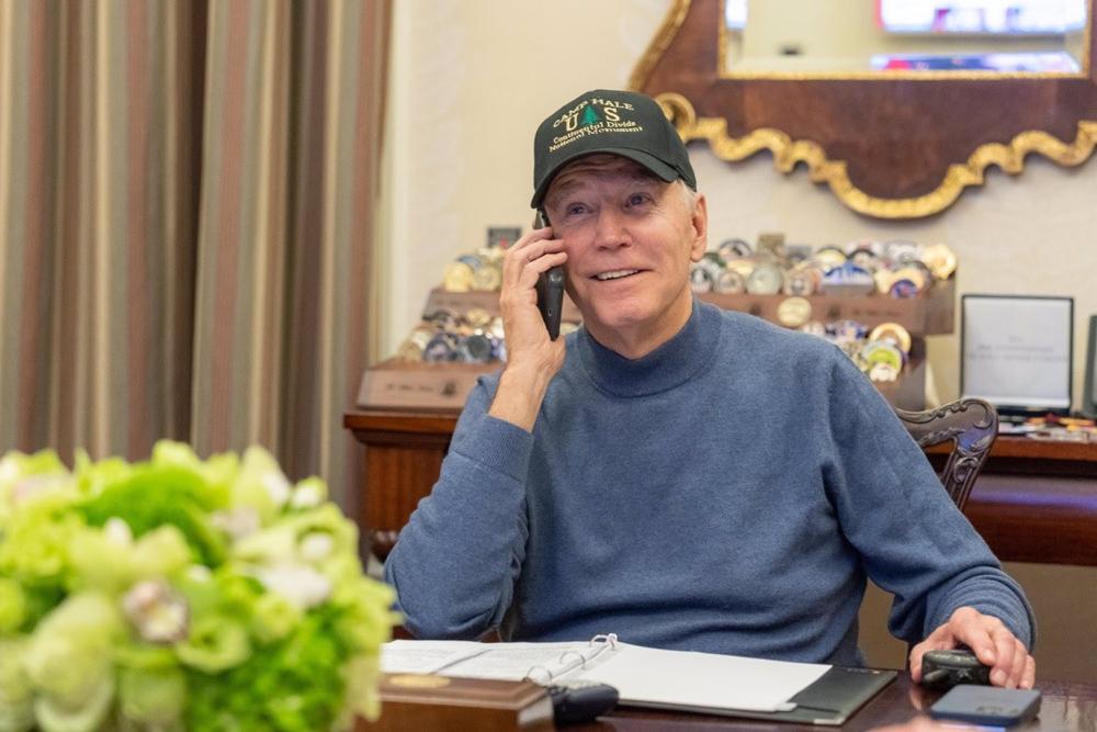 Il Presidente degli Stati Uniti Joe Biden, parlando al telefono Il