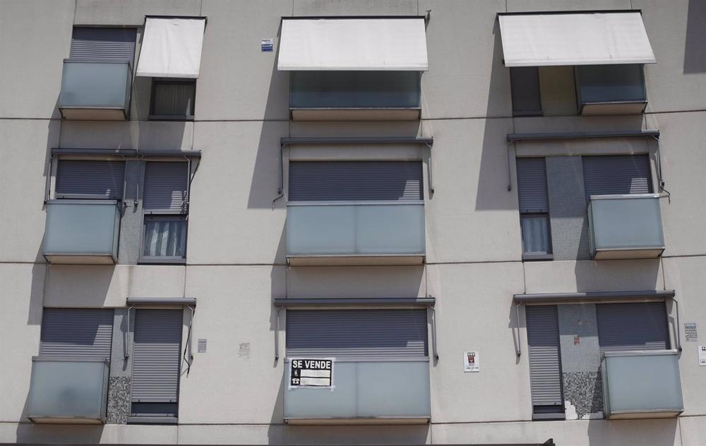 Archivo - Cartel de 'se vende' en el balcón de un piso de un edificio de Madrid, en una imagen de archiva. Archivo