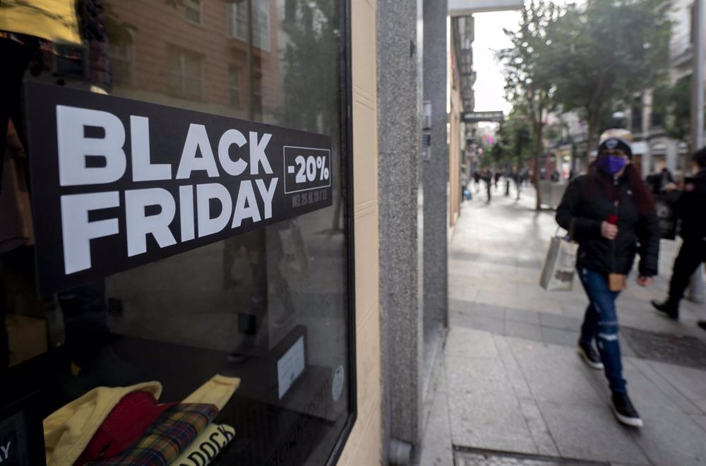 Archivo - Un cartel publicitario anuncia rebajas con motivo del Black Friday Archivo