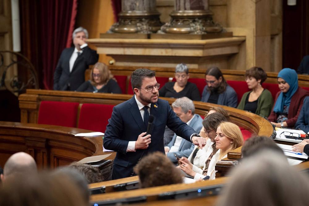 El presidente de la Generalitat, Pere Aragonès, interviene durante una sesión de control del Govern en el Pleno del Parlament, a 9 de noviembre de 2022, en Barcelona, Cataluña (España). Aragonès y los consellers afrontan la sesión de control, en la que lo El