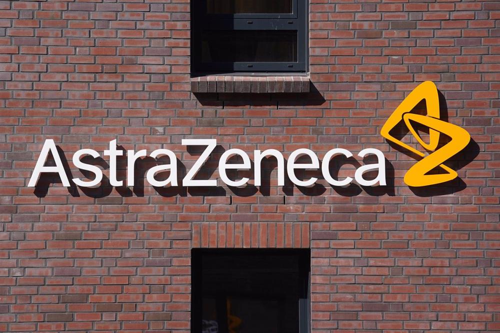 Archivo - FILED - 25 April 2022, Hamburg: A view of the corporate logo of the pharmaceutical company Astrazeneca at its new headquarters in Hamburg. Photo: Marcus Brandt/dpa Archivo