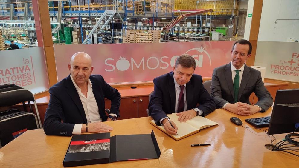 El ministro de Agricultura visita la sede de la cooperativa CASI en Almería. El