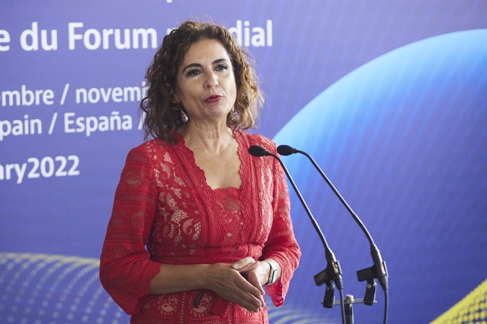 La ministra de Hacienda y Función Pública, María Jesús Montero, atiende a los medios de comunicación durante la inauguración del Foro Global sobre Transparencia e Intercambio de Información con Fines Fiscales de la OCDE, a 9 de noviembre de 2022 La
