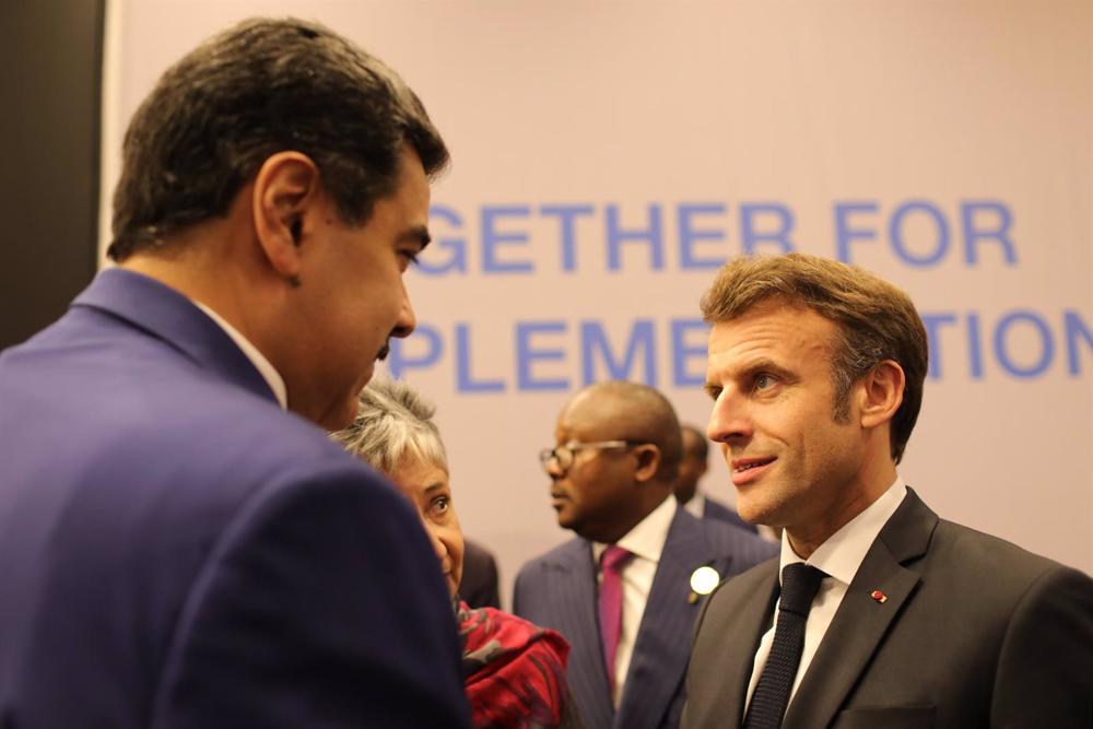 El presidente de Venezuela, Nicolás Maduro, saluda al presidente francés, Emmanuel Macron, durante la COP27 El