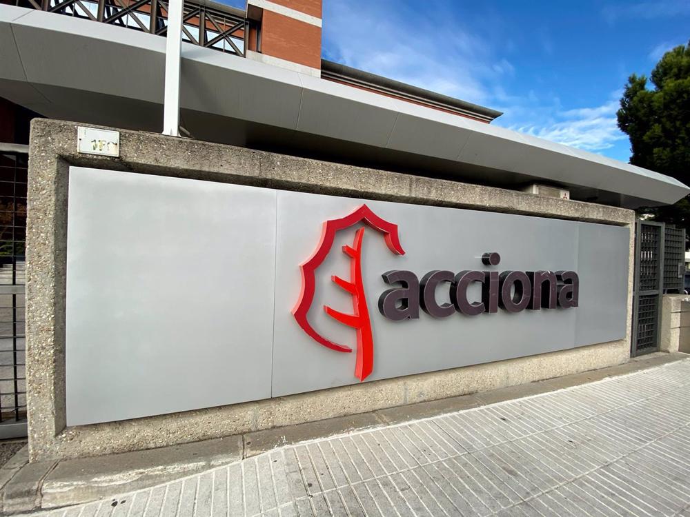 Archivo - Logotipo de Acciona en la entrada de su sede en Madrid. Archivo