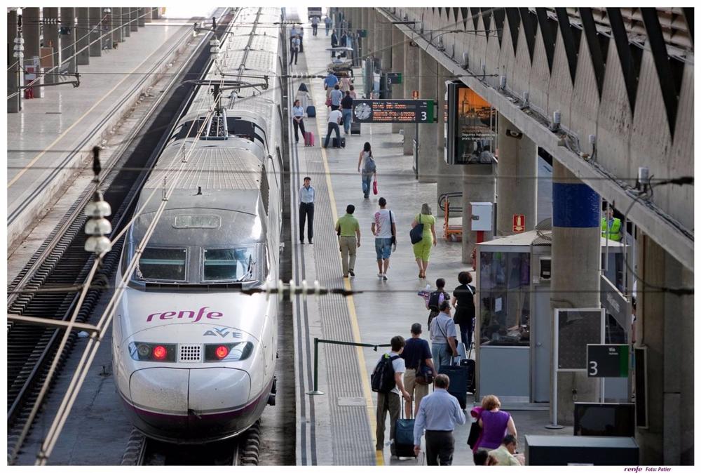 Archivo - Un tren AVE estacionado en Santa Justa. Archivo