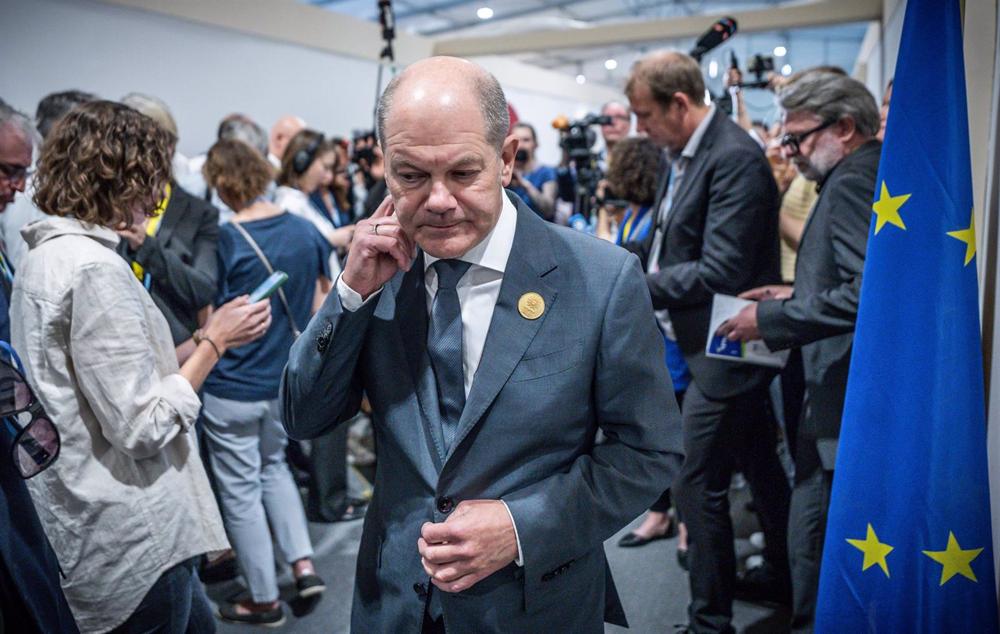 08 November 2022, Egypt, Sharm El-Sheikh: German Chancellor Olaf Scholz (C) leaves after a press statement during the 2022 United Nations Climate Change Conference COP27 at the International Convention Center. Photo: Michael Kappeler/dpa 08