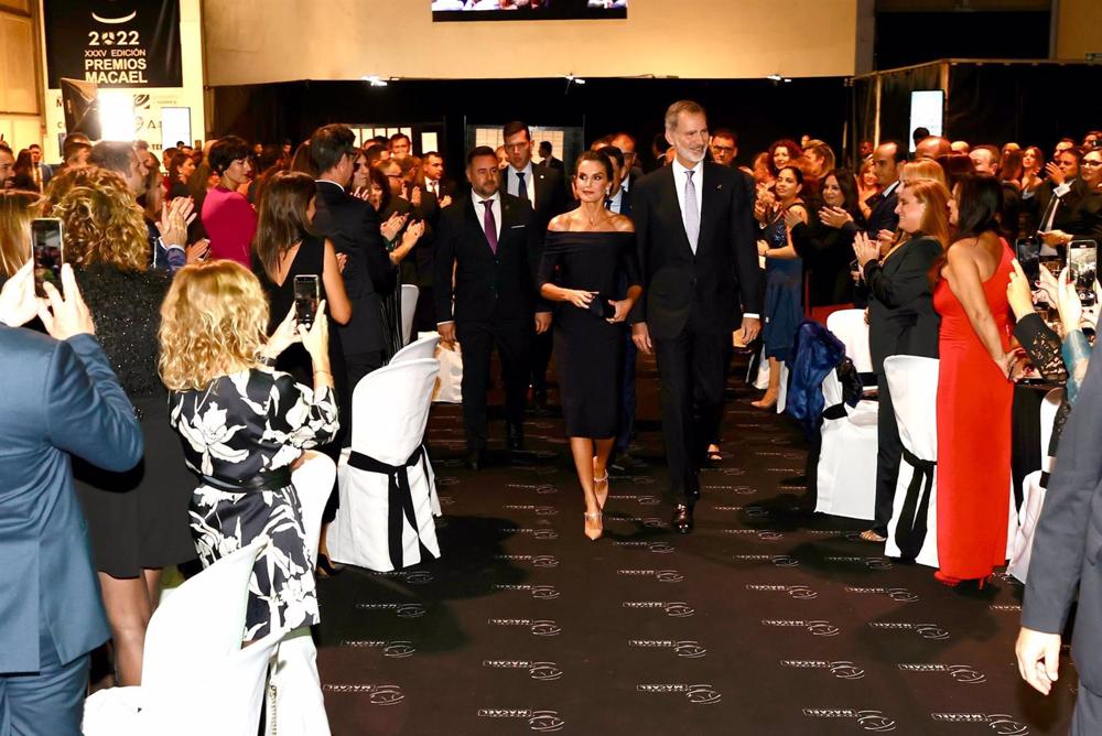 Los Reyes a su llegada a la gala de la XXXV edición de los Premios Macael, en Almería Los