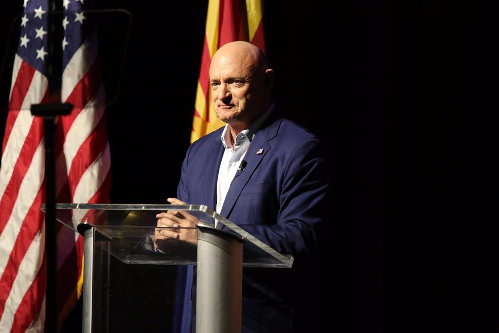 Il senatore democratico Mark Kelly dell'Arizona Il