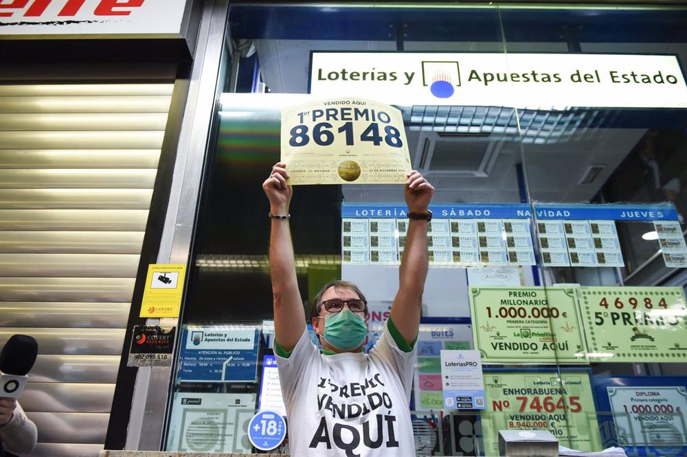 Archivo - Javier Moñino, empleado de la administración situada en la zona del AVE de la Estación de Atocha, celebra que ha vendido parte del número 86148 correspondiente al 'Gordo' del Sorteo Extraordinario de la Lotería de Navidad, a 22 de diciembre de Archivo