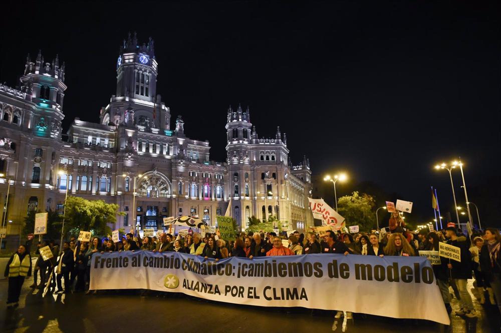 Un grupo de personas perteneciente a CCOO Madrid y Alianza por el Clima se manifiesta por un cambio de modelo energético, a 12 de noviembre de 2022, en Madrid (España). Un